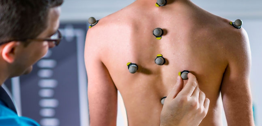 Deréktáji panaszok és a vállfájdalmak kapcsolata és kezelése.