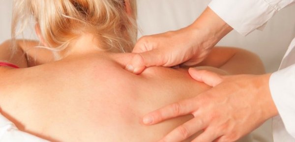 Fájdalmas izomcsomók és a szúró mellkasi fájdalom.