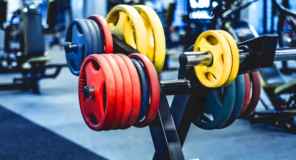 Gyógytornász a fitness gépeken? IGEN! Hogyan segít a súlyzós edzés a rehabilitációban?